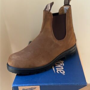 Blundstone 562 in saddle brown.  Size 8.5 in men 10.5 in women